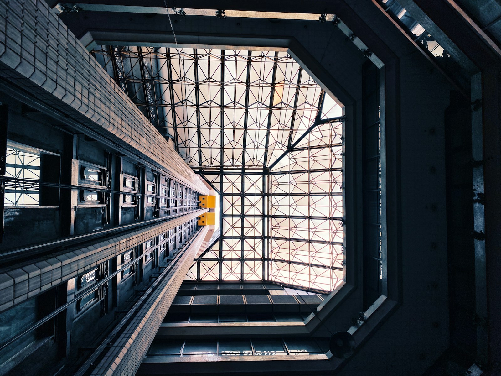 Cage d'ascenseur vitrée dans un immeuble moderne