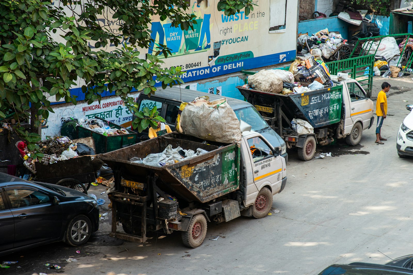 Camions de collecte des déchets dans une rue