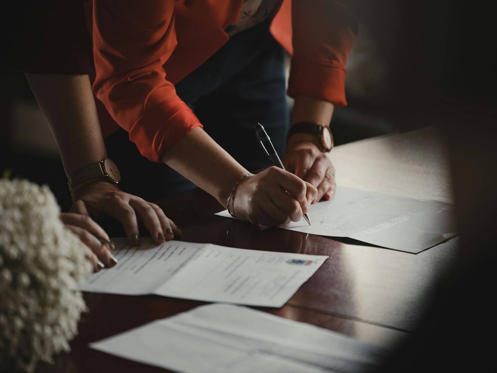 Personne remplissant un formulaire administratif