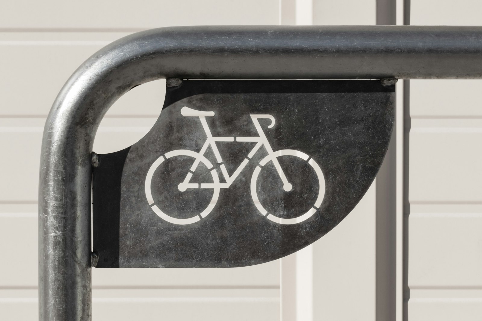Vélos rangés côte à côte dans un local de stationnement
