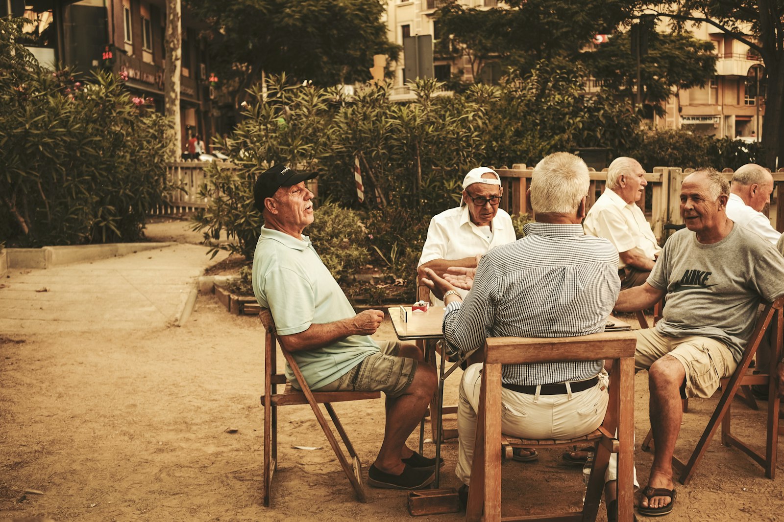 Groupe de personnes réunies autour d'une table